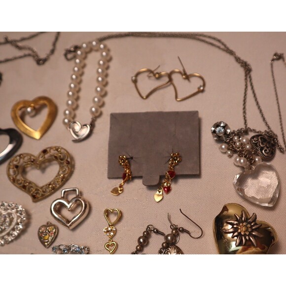 Vintage Heart Jewelry Lot 30 Pc Locket Brooches More - Picture 4 of 11